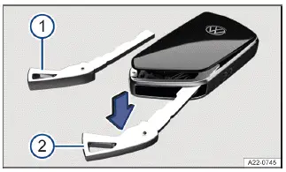 Fig. 1 Llave del vehículo: abrir la tapa del compartimento de la pila.